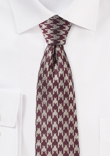 Slim Cut Houndstooth Tie in Burgundy