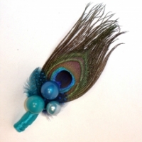teal-peacock-feather-boutioniere