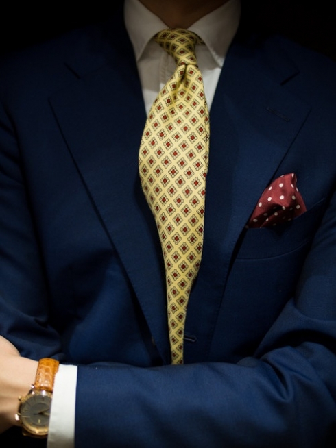 yellow-tie-navy-mens-suit